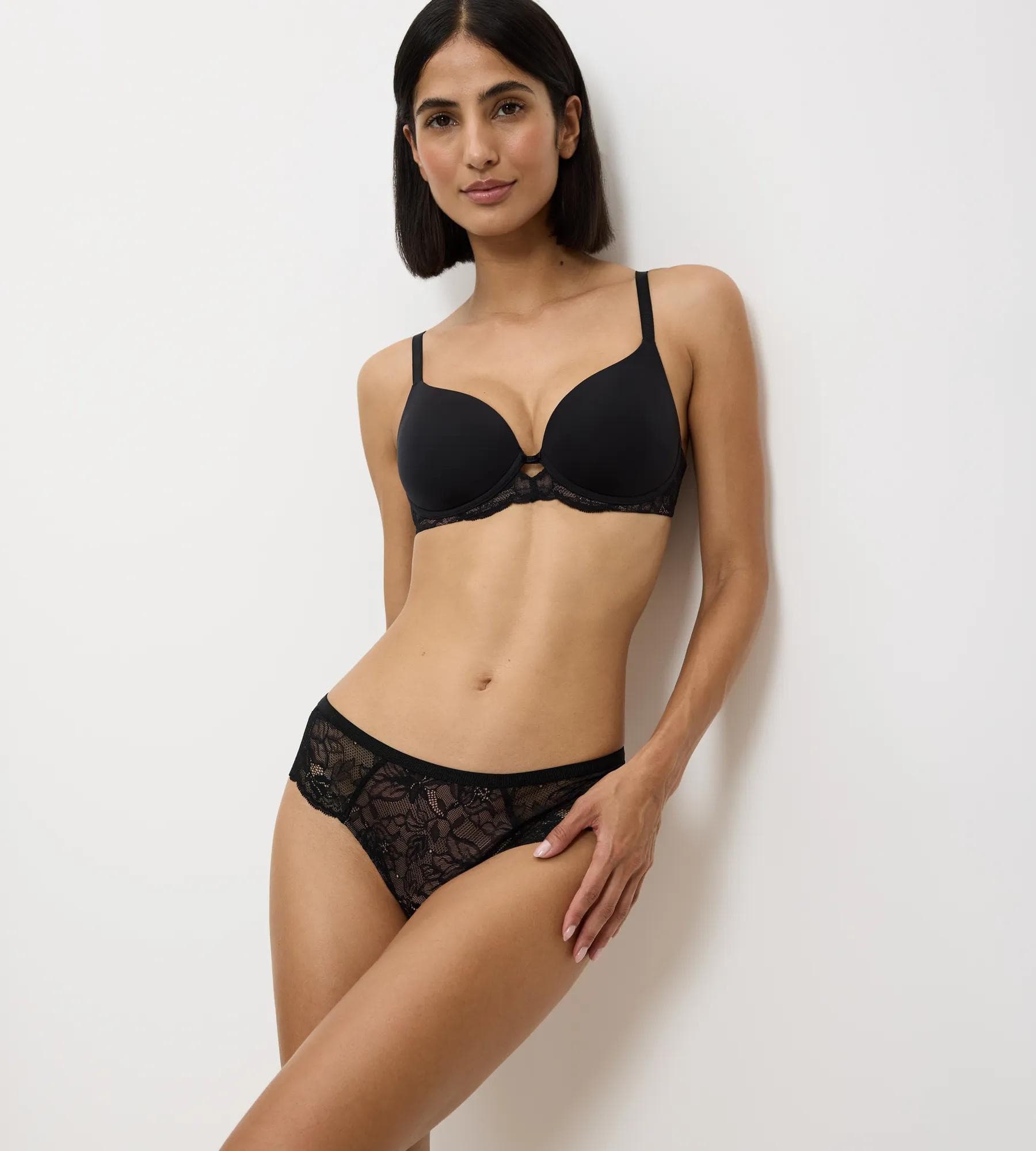 Triumph Amourette Charm - hladká podprsenka s kosticemi a polstrováním Triumph BLACK
